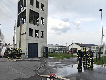 Tečaj za operativnega gasilca v polnem teku